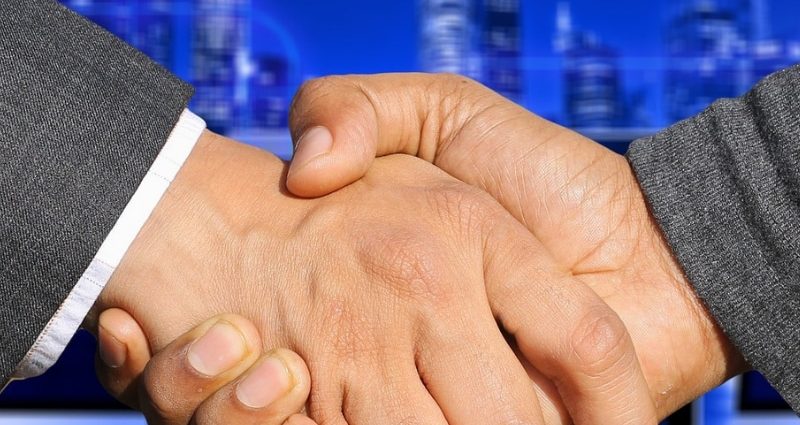 hand shake - robinhood vs acorns vs m1 finance