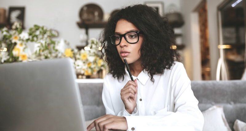beginner robo advisors-young woman with computer
